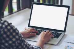 mujer-de-negocios-que-trabajan-en-la-computadora-portatil_1388-67.jpg